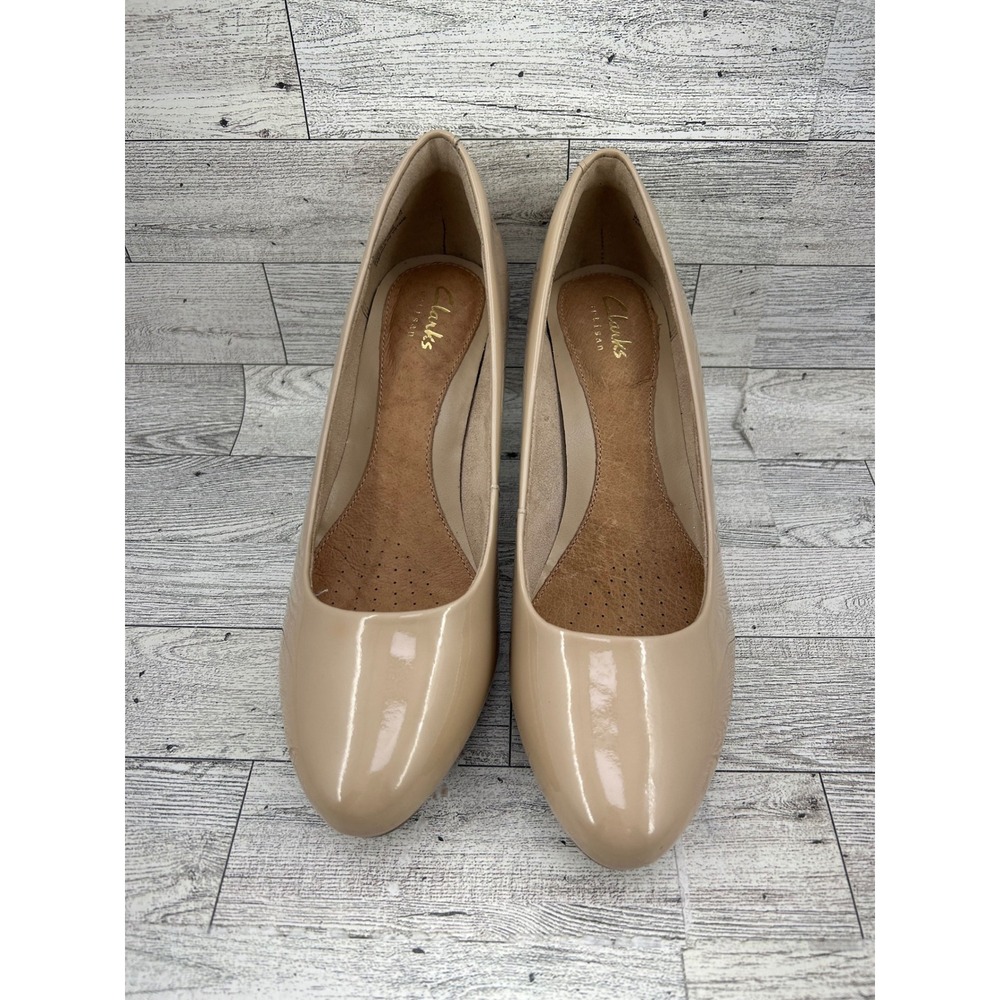 Clarks Artisan Tempt Appeal Sand Sable Patent Leather Pumps Heels Women Size 7W